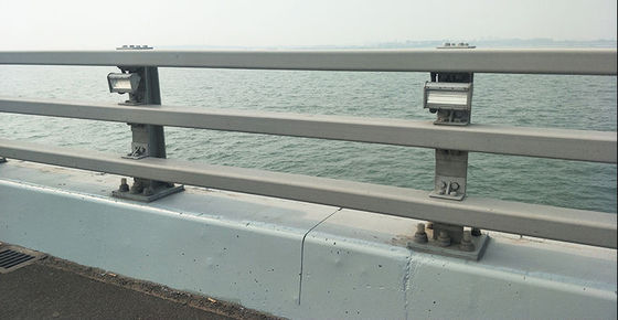 外部道路安全障壁 事故防止のためのステンレス鋼橋ガードレール