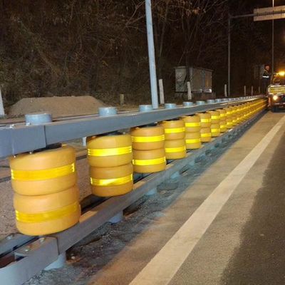 黄色の交通安全高速道路ローラーガードレイル 耐久性向上鋼鉄の壁