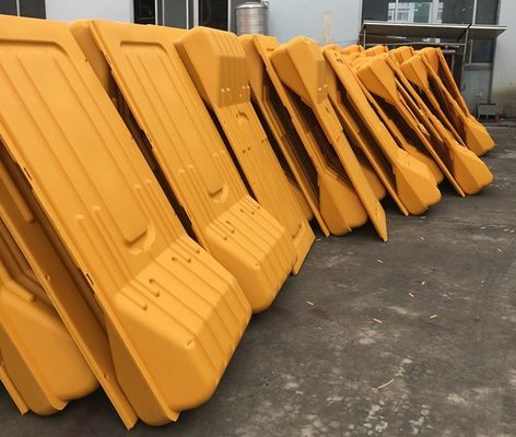外面水で満たされた道路障壁 赤 プラスチック 交通 道路安全障壁