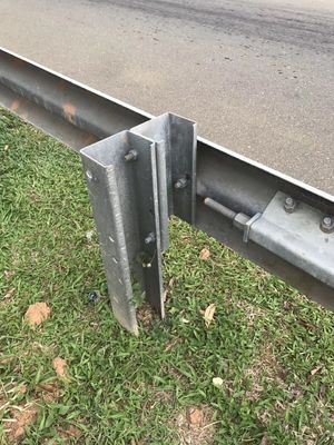 W ビームガードレイル AASHTO M-180 標準および道路安全のためのジンクコーティング 550-600g/m2