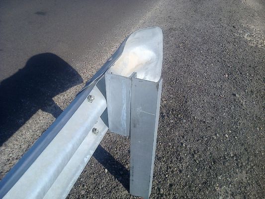 W ビームガードレイル AASHTO M-180 標準および道路安全のためのジンクコーティング 550-600g/m2