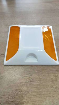 道路安全のためのプラスチックキャットアイ道路反射器道路スタッド 100X100X20mm製造