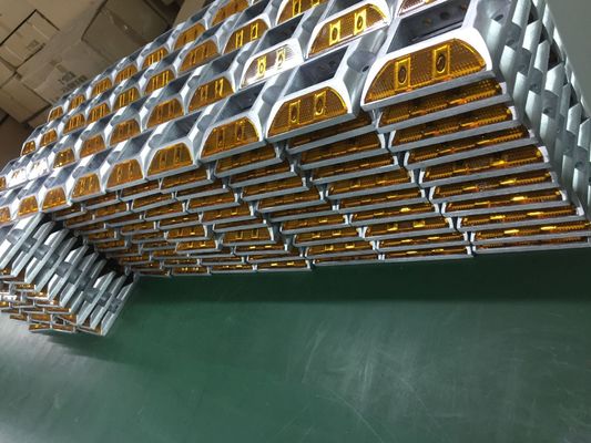 道路安全のための赤色LEDキャットアイロードスタッド反射型アルミニウム