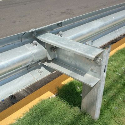 Q235 Q345 W ビームガードレイル 高速道路安全のための熱浸しガルバニズされたガードレイルスペース