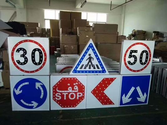 10cm-25cmのテープと標準サイズで50cmの高さの道路標識
