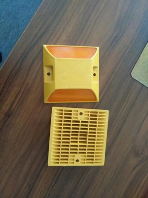 IP68 認証の耐久性のあるプラスチック式道路反射器