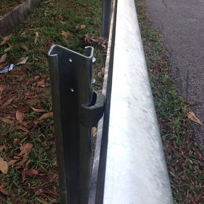 AASHTO M-180標準高速道路のためのZポスト波紋粉末で覆われたWビームガードレイル