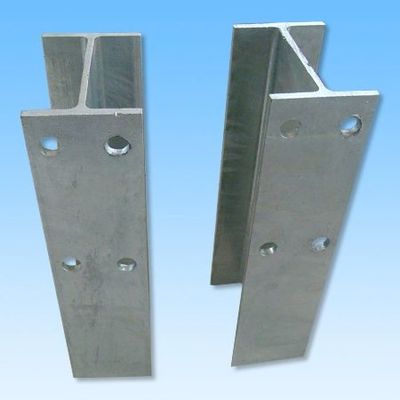 Q235 Q345 150*100*4.3*5.5mm ホットディプガルバン化道路護線 Hポスト