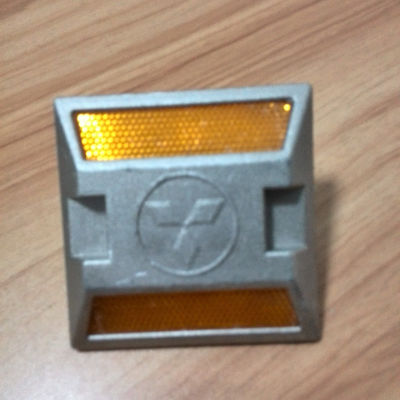 高速道路 道路安全のための緑色の反射式 LED マーカーは販売されています