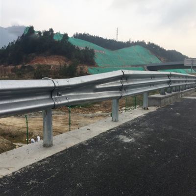 道路安全のためのカスタマイズされた亜鉛コーティング AASHTO M180 鉄鋼高道路ガードレール