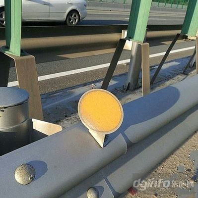 高速道路防護レール V型反射器 交通管制のためのPVC安全警告ポスト