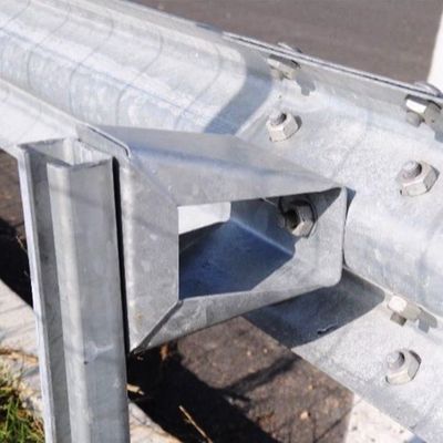 道路鋼 高速道路ガードレイル 安全 鋼鉄のガルバン化ボックス ブロック スペッサー OEM
