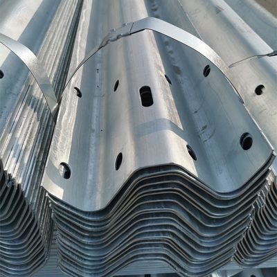 高亜鉛コーティングで熱熱ガルバネスされた波紋鋼Wビームガードレイル 550-600g/m2
