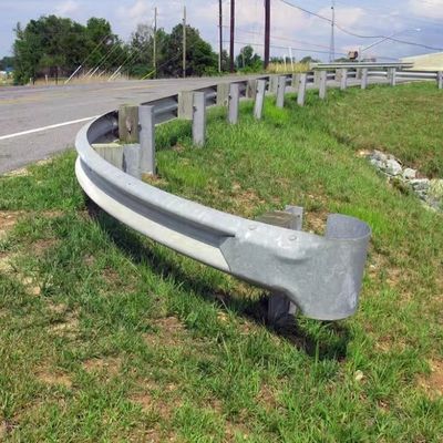 道路安全装置用にカスタマイズされたガルバン化護線交通障壁システム