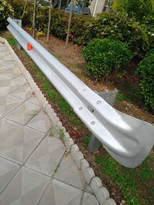 オーダーメイド サイズ 道路安全性能のためのガルバン化鋼魚尾端末