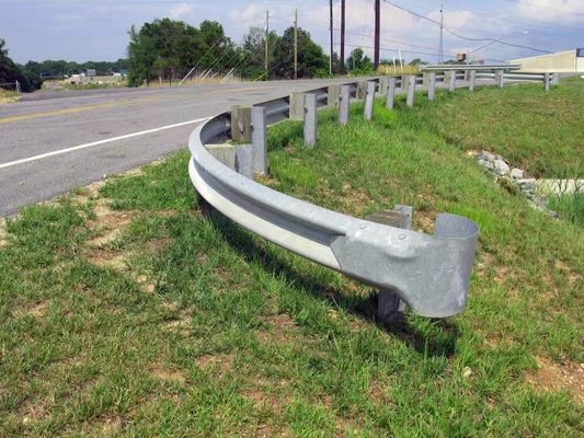 550-600g/m2 亜鉛コーティング 高速道路交通障壁のための熱熱電熱Wビームガードレイル