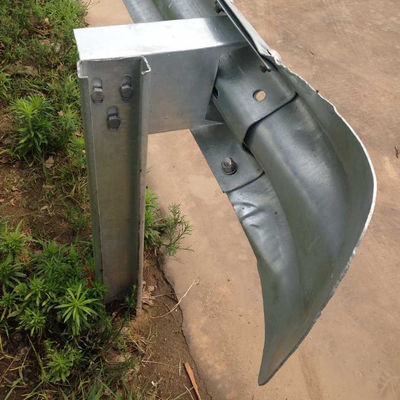 魚尾端 翼 高速道路 警備レール ターミナル端 道路安全製品のカスタマイズ
