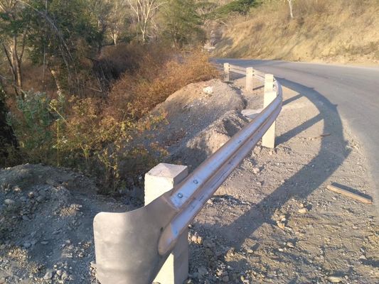 Q235 Q345 高速道路のガルバン化鋼護線 道路安全のための魚尾端