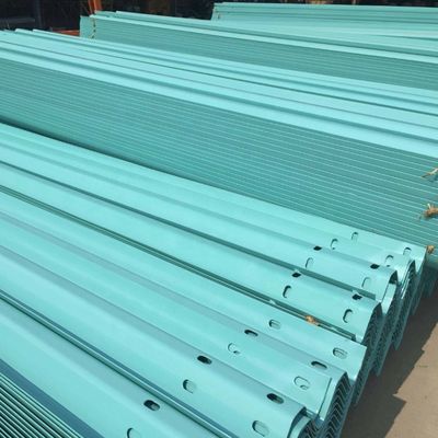 道路安全 W ビーム スチール 高速道路 防護レール PVC 覆い表面の交通障壁