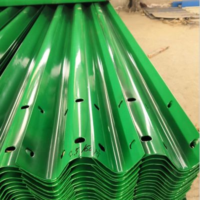 道路安全 W ビーム スチール 高速道路 防護レール PVC 覆い表面の交通障壁