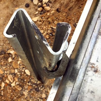 高耐久性 Q235 SJ235R 高速道路ガードレイル 高い耐腐食性のための鉄鋼Zポスト