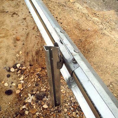 高耐久性 Z 形 高速道路 防護レール ポスト ポリタン 粉末 コーティング 仕上げ