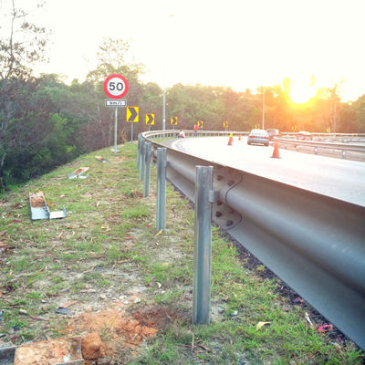 高耐久性 Z 形 高速道路 防護レール ポスト ポリタン 粉末 コーティング 仕上げ
