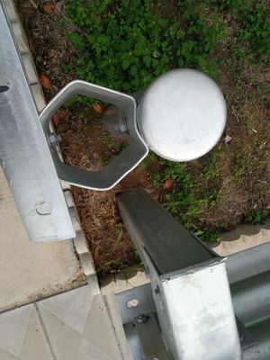 道路交通安全 高速道路護線用の金属製のガルバニズド・ラウンド・ニューエル・ポスト