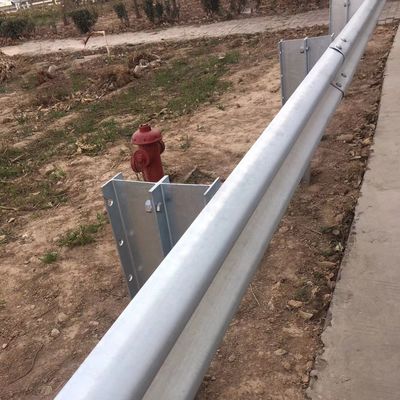 道路安全 W ビーム ストレートバリアとガルバनाइズド粉末で覆われた仕上げの鋼鉄フェンス