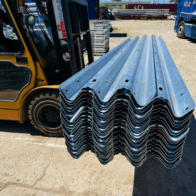道路安全ソリューションのためのカスタマイズされたホットディップガルバン化鉄筋高速道路ガードレイル