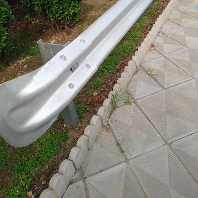カスタマイズされたホットディップガルバニズドガードレイル 翼 魚尾 道路交通安全