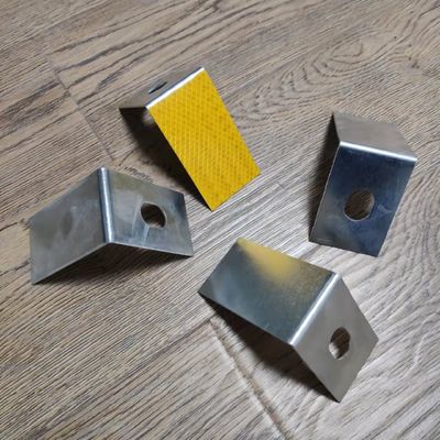 高可視性 アルミガードレイル反射器 様々な気象条件に適しています