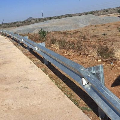道路交通安全のためのAASHTO M-180標準の3D溶接曲面フェンス鋼