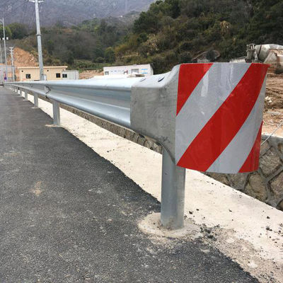 道路交通安全 AASHTO 標準 Q235 Q345 スタイルのガードレイルのための鋼のラウンドエンド