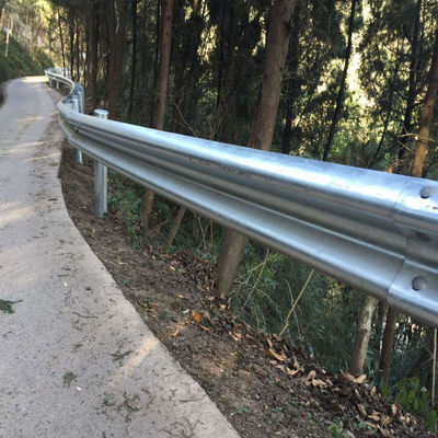 道路交通安全基準 AASHTO M-180 標準付きの曲がり曲がりガードレール