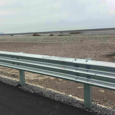道路事故防止のための標準AASHTO M-180 Q235 Q345 メタルフェンシング・トレイル