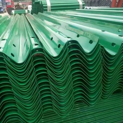 AASHTO M-180 標準と亜鉛コーティングで 550-600g/m2 のW ビームハイウェイガードレイル