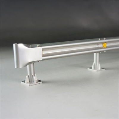 Q235 Q345 外部セキュリティソリューションのためのホットディップガルバン化鋼筋高速道路ガードレイル