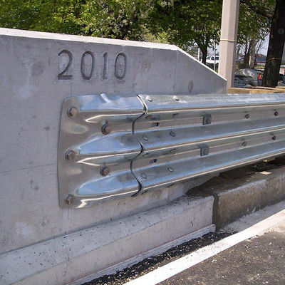 高速道路のための橋端末末とカスタマイズされたカラー 亜鉛コーティング 波紋型高速道路ガードレイル