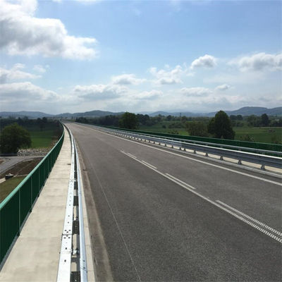 カスタマイズされた色 Q235 Q345 アフリカのための鉄筋高速道路ガードレイルU型鉄筋フェンスポスト
