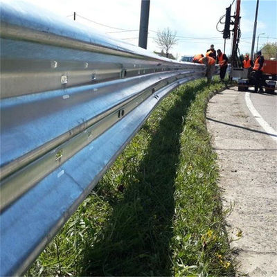 アフリカへ輸出された3波梁高速道路護線 亜鉛塗装550~600g/m2