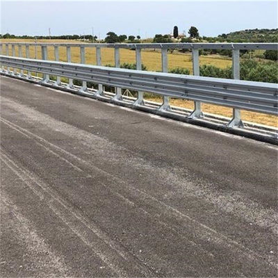 ISO 9001/ISO14001/ISO 18001 認証を有する Thrie Beam 高速道路ガードレイル反射器
