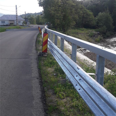 CE/BV/ISO 9001/ISO 14001/ISO 18001 証明書を持つ電磁波梁道路防護欄