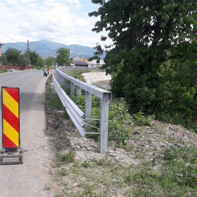 道路安全 Q345 ストライプスチール製のガルバン化 W ビーム高速道路護線システム