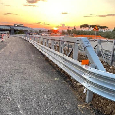 高速道路ガードレイルのカスタマイズのためのヨーロッパ標準のガルバン化鋼道路フェンス
