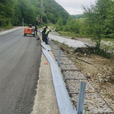 高速道路ガードレイルのカスタマイズのためのヨーロッパ標準のガルバン化鋼道路フェンス