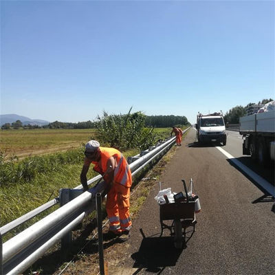 高速道路ガードレイルのカスタマイズのためのヨーロッパ標準のガルバン化鋼道路フェンス