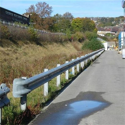 道路交通安全 Q345 ストライプスチールでガルバナイズされた鉄鋼高速道路護線システム