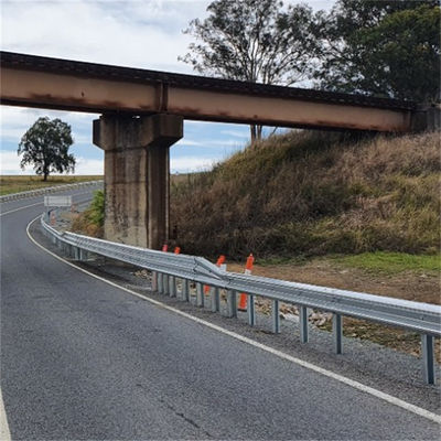 高速道路のガルバン化護線供給 Q235 Q345の要件のためのWビーム高速道路障壁