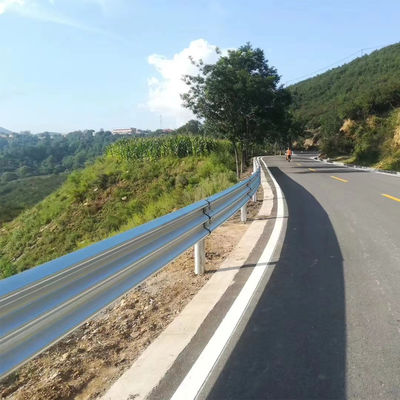 中国高速道路2022の屋外警備のためのガルバン化粉末で覆われたWビームガードレイル